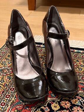 Kenneth Cole Reaction Black Patent Mary Jane Pump Heels